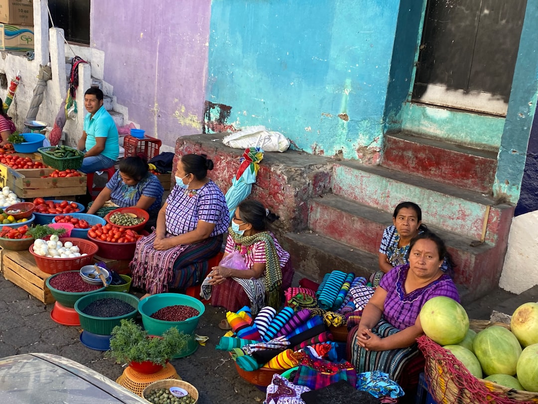 Familia en México planificando finanzas